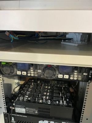 une photo d'un rack contenant tout un tas d'appareils électroniques