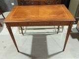 une petite table en bois avec un tiroir en dessous