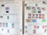 un livre avec un grand nombre de timbres différents