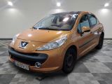 une photo d'une petite voiture orange garée dans un garage