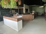 une photo d'une cuisine avec un plan de travail et une plante suspendue au plafond