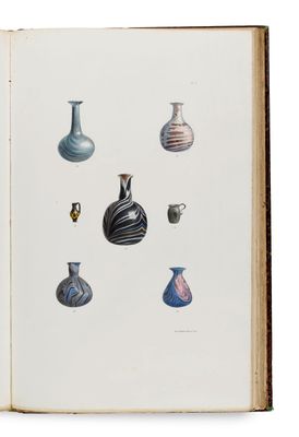 un livre ouvert sur lequel figure un dessin représentant des vases