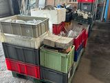 de nombreuses caisses, les unes à côté des autres, dans le garage d'un immeuble