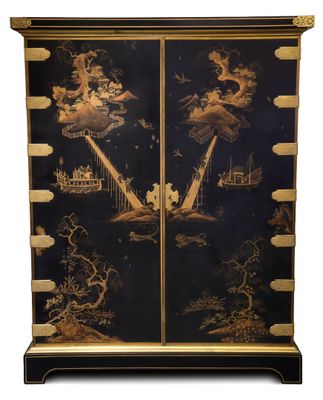 une image représentant un meuble noir et doré orné d'un tableau