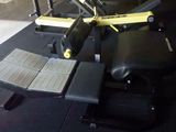 une machine posée sur une table dans une salle de sport