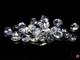 des diamants sur une surface noire avec un fond noir
