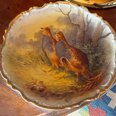 une assiette sur laquelle est représenté deux oiseaux