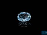 gros plan d'un diamant bleu sur une surface noire