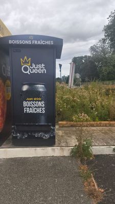 a sign on the side of a building that says just queen