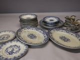 un grand nombre d'assiettes posées sur une table