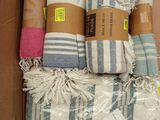 une boîte remplie de serviettes emballées dans du plastique