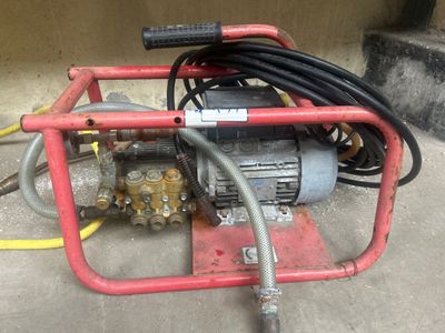 une image représentant une pompe à laquelle est raccordé un tuyau