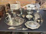 une table sur laquelle se trouvent de nombreux objets en argent