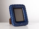 une photo d'un cadre entouré d'une corde bleue