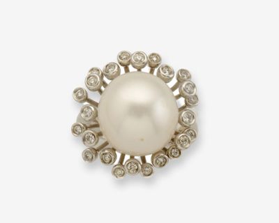 une bague en perles et diamants