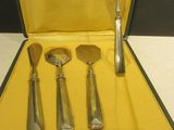 quatre fourchettes et cuillères dans un étui posé sur une table