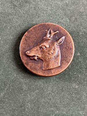 une image représentant une pièce de monnaie sur laquelle figure une tête de chien