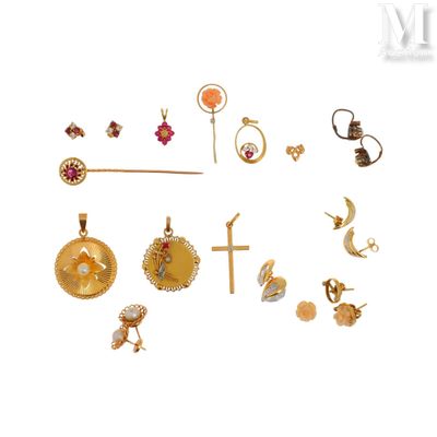 de nombreux types de bijoux exposés sur un fond blanc