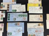 de nombreux types de timbres et d'enveloppes sur une surface noire