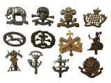 Plusieurs types d'insignes militaires sont représentés sur un fond blanc