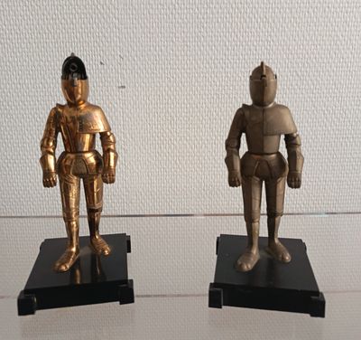 deux figurines en or représentant un homme et une femme