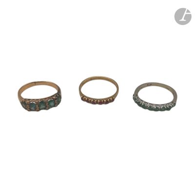 trois bagues différentes, ornées de motifs variés, sur fond blanc
