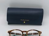 une paire de lunettes posée sur une table, à côté d'un étui
