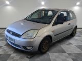 une petite voiture argentée garée dans une pièce