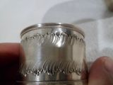 une personne tenant une bague en argent dans la main