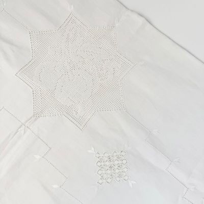 une nappe blanche ornée d'un motif d'étoiles
