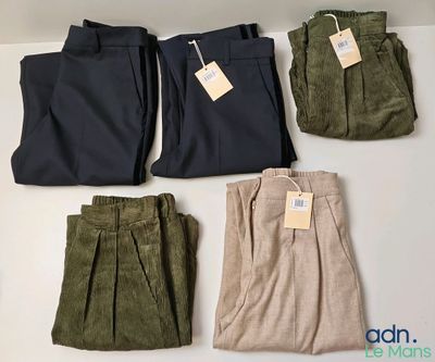 cinq paires de pantalons pour homme, avec leurs étiquettes encore attachées