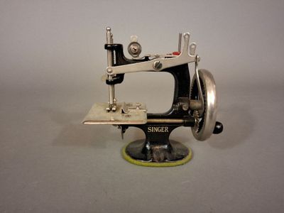 une petite machine à coudre posée sur une table