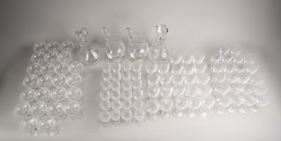beaucoup de verres à vin vides posés sur une surface blanche