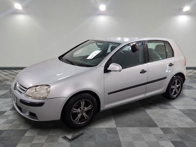 la photo d'une voiture blanche garée dans un garage