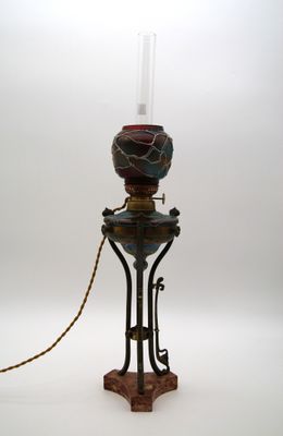 une lampe posée sur un pied, attachée par une corde