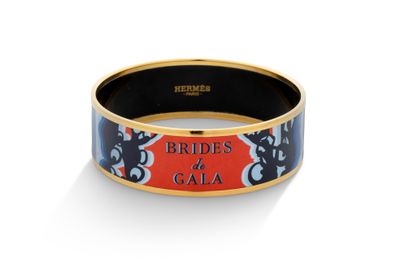 un gros plan d'une bague sur laquelle sont gravés les mots « brides » et « gala »