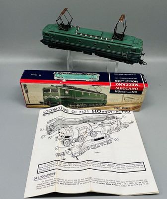 deux petits trains posés l'un sur l'autre sur une table