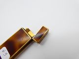 un briquet posé sur une surface blanche