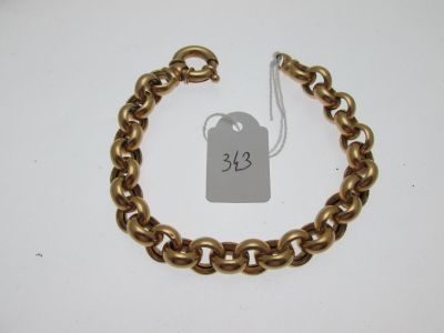 gros plan d'une chaîne de bracelets portant une étiquette de prix