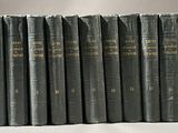 Les vieux livres sont alignés en rangées sur la table.