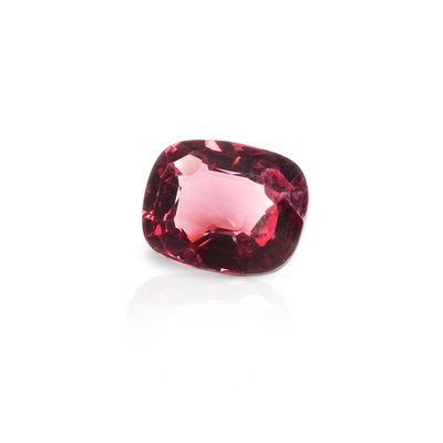 une tourmaline rose taillée en coussin sur fond blanc