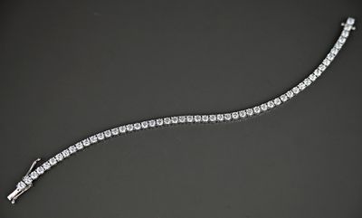 gros plan d'un bracelet en diamant sur une surface noire