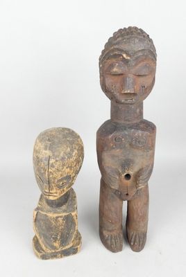 deux petites figurines en bois assises l'une à côté de l'autre sur une surface blanche