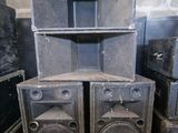 many speakers that are stacked on top of each other