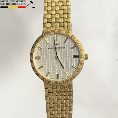une image d'un gros plan d'une montre-bracelet sur un fond blanc