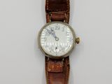 une montre montée sur un bracelet en cuir marron