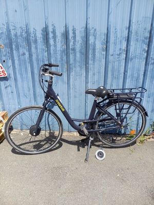 un vélo garé près d'un mur bleu