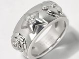 une bague en argent ornée de cœurs et d'étoiles