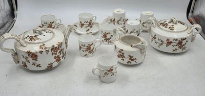 un ensemble de théières et de tasses posées sur une table