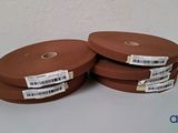 Deux rouleaux de tissu marron sont posés sur une table